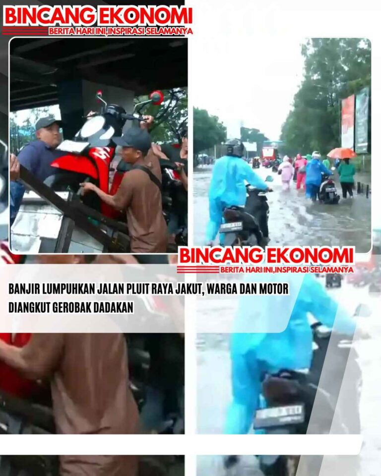 Banjir Lumpuhkan Jalan Pluit Raya Jakut, Warga dan Motor Diangkut Gerobak Dadakan